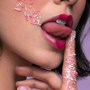 Rote Lippen mit rosa Streuseln - Make up von Patrycja Zielinska