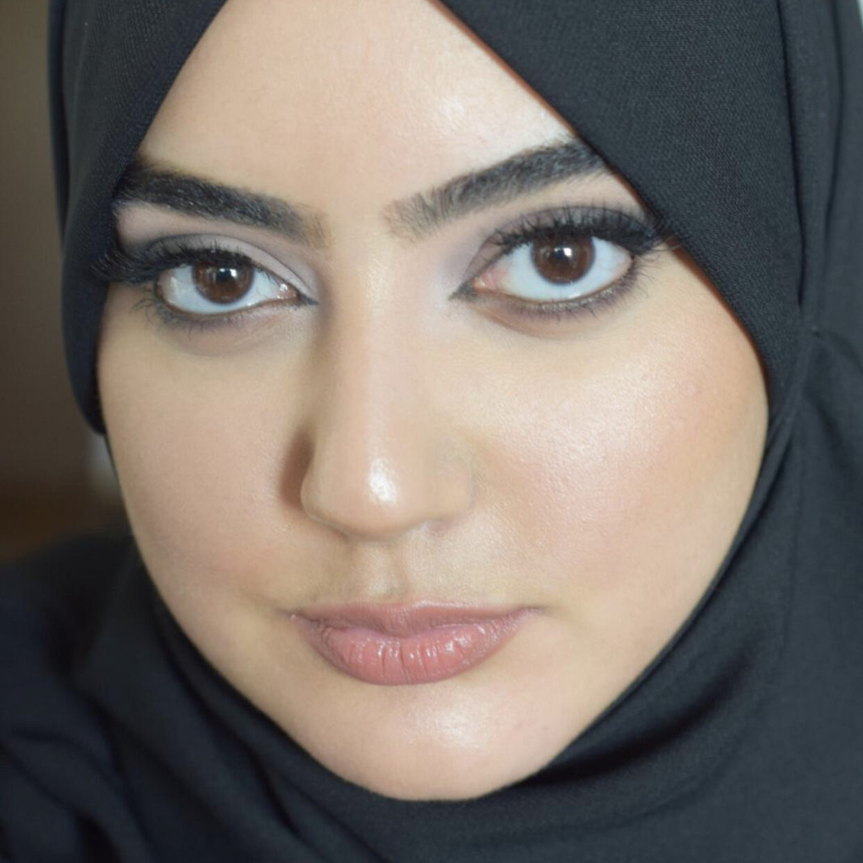 Model mit Hijab mit Make up von Patrycja Zielinska