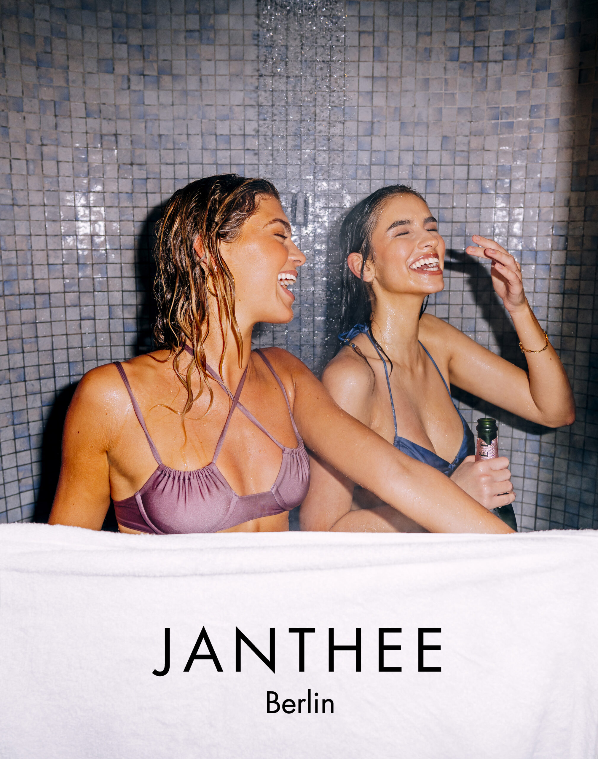 Janthee Berlin Models in der Dusche mit Make up