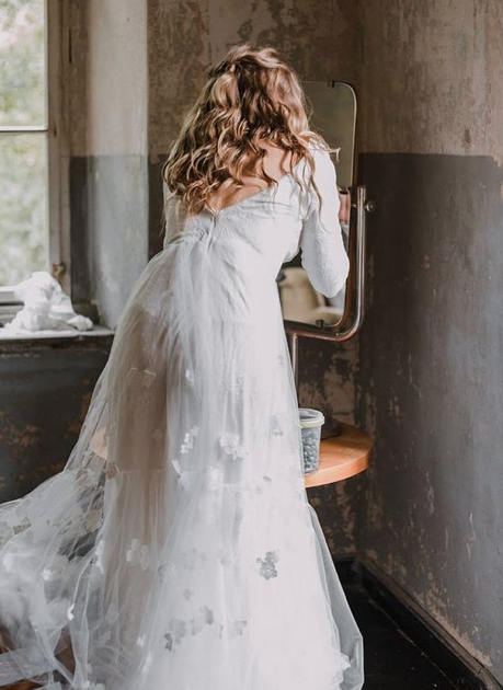 Braut in weißem Kleid vor Spiegel mit Styling von Patrycja Zielinska