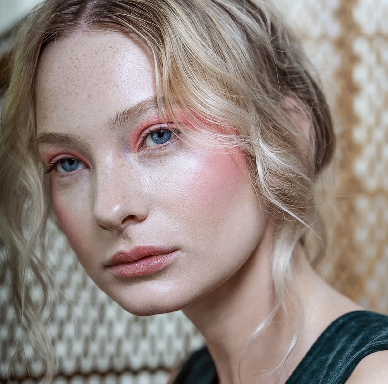 Blondes Model mit rotem Make up von Patrycja Zielinska