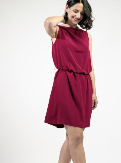 Model in rotem Kleid und Make up von Patrycja Zielinska